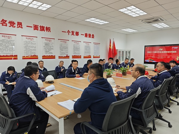 公司黨委委員、紀(jì)委書(shū)記沈生錄到設(shè)備維修部黨支部、公用工程部黨支部宣講.jpg