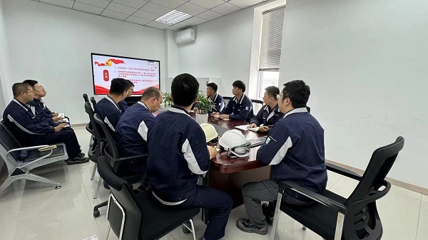 公司黨委委員、副總經(jīng)理郝超到硅烷生產(chǎn)部黨支部宣講.jpg